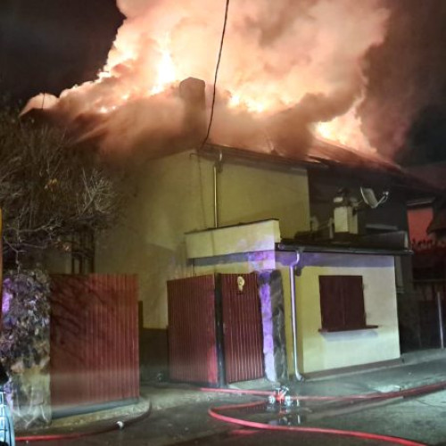 Incendiu devastator la o casă din Lupeni: Trei persoane ajunse la spital