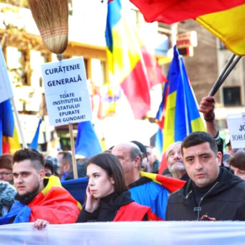 Peste 100.000 de români protestează pentru democrație în Piața Universității