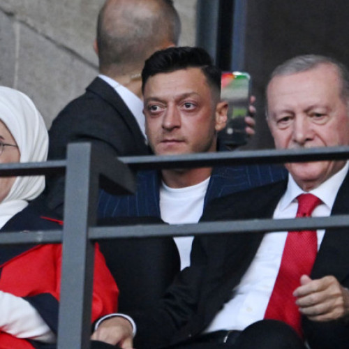 Mesut Oezil devine membru al consiliului AKP condus de Erdogan