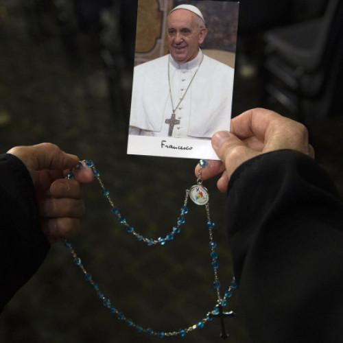 Papa Francisc, spitalizat la Roma cu pneumonie dubla