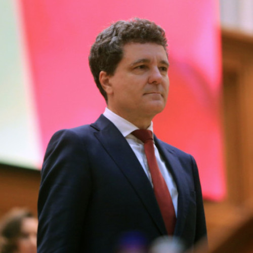 Nicușor Dan, președintele României, a transmis felicitări președintelui ales al Poloniei, Karol Nawrocki, potrivit digi24.ro. În mesajul său, el precizează că așteaptă cu nerăbdare colaborarea pentru a întări Parteneriatul Strategic dintre cele două țări. Dan menționează că "colaborarea strânsă dintre țările noastre rămâne esențială pentru asigurarea securității pe Flancul Estic și promovarea unei coeziuni și siguranțe".