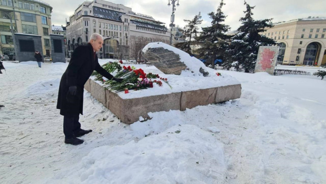 România comemorează Alexei Navalnîi prin depunerea unei coroane de flori la monumentul victimelor represiunii politice din Piatra Solovetsky