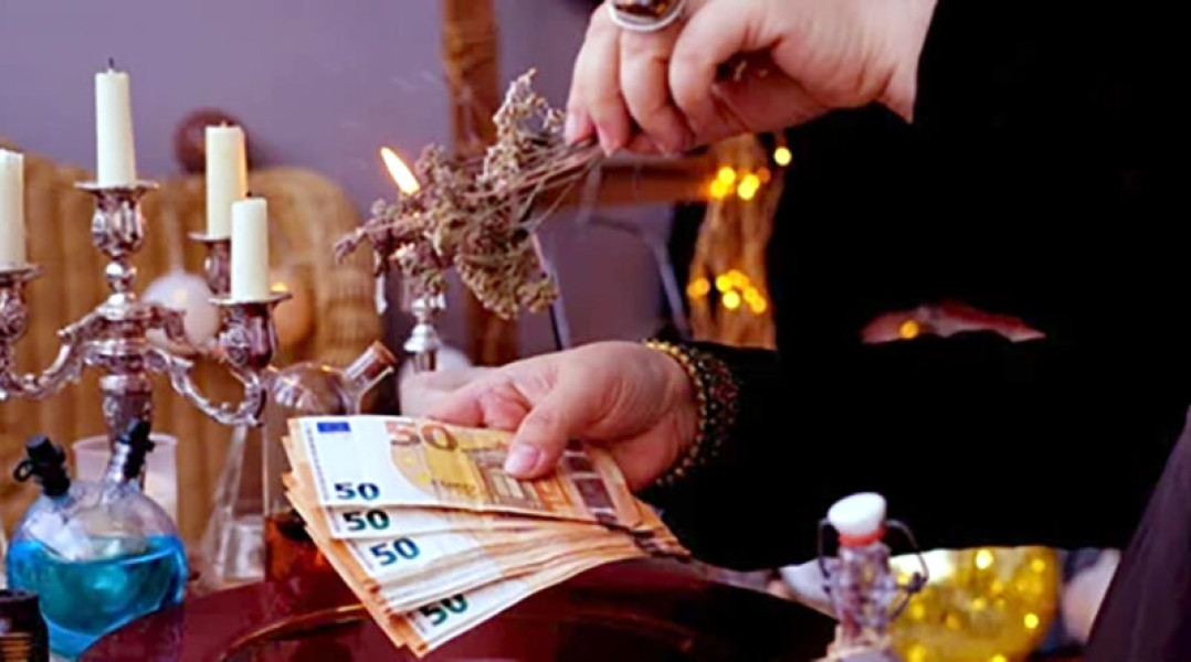 O femeie din Hunedoara, acuzată de înșelăciune prin descântece