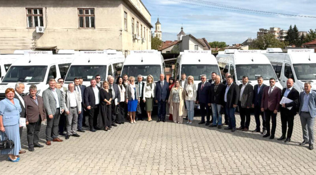 Nouă microbuze electrice școlare au fost predate în județul Hunedoara