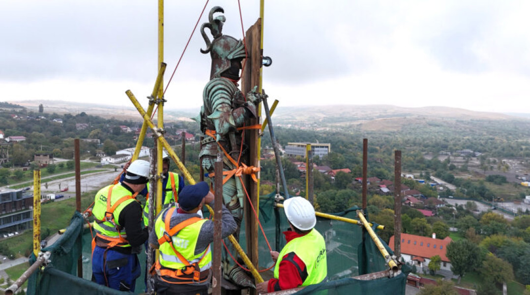 Statuia lui Ioan de Hunedoara de pe Turnul Buzdugan, demontată pentru restaurare după 152 de ani