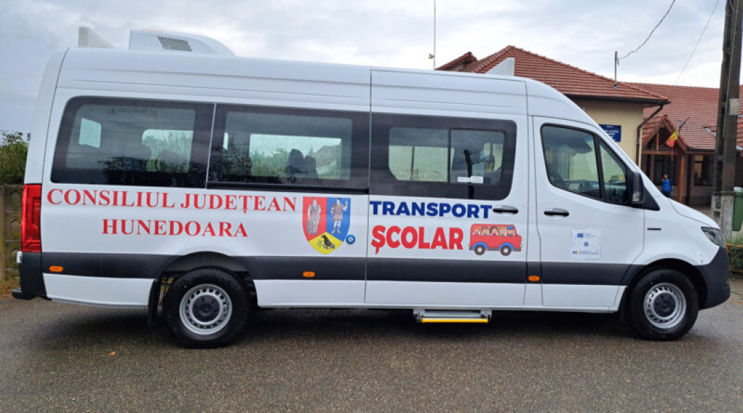 Băcia a primit un microbuz electric pentru elevi, pentru transport școlar modern