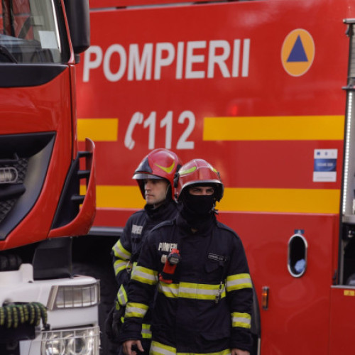 Incendiu puternic la acoperișul unei biserici din Poienarii Burchii, Prahova