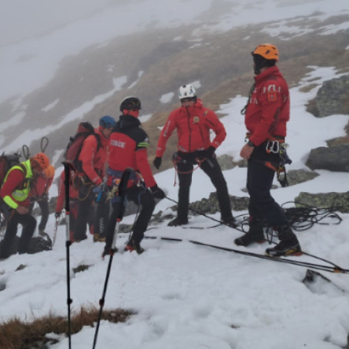 Bărbat găsit în viață în zona Vârfului Moldoveanu, deși era complet nepregătit