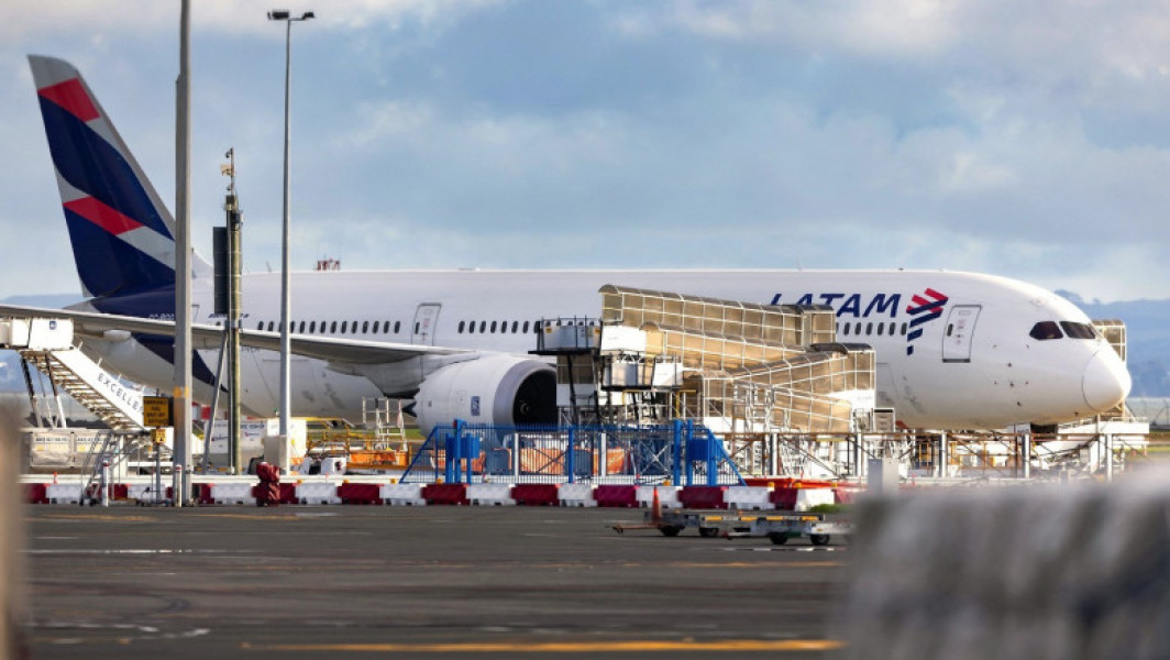 Avionul Boeing 787 al LATAM, în urmă căreia 50 de oameni au fost răniți. Primele concluzii privind pierderea de altitudine. Mişcarea scaunului din cabina de pilotaj, cauză posibilă.