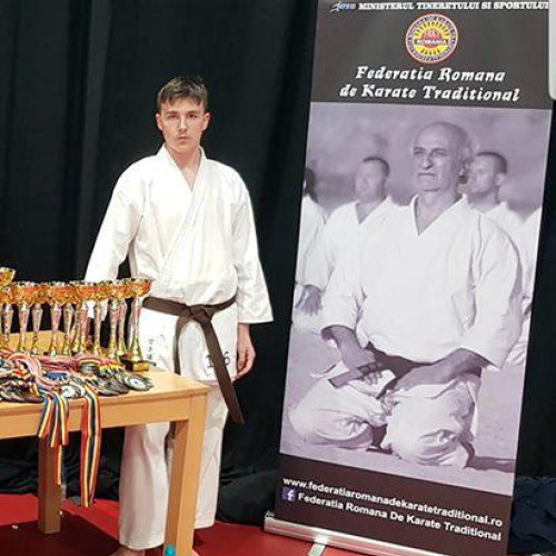 Asociaţia Club Sportiv Ronin – Deva învinge la Campionatul Național de Karate pentru Cadeți, Juniori, Tineret și Seniori în București