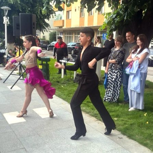 Seară magică în Simeria: Dans și muzică în Parcul Unirii cu dansatori de la ELITE DANCE ACADEMY